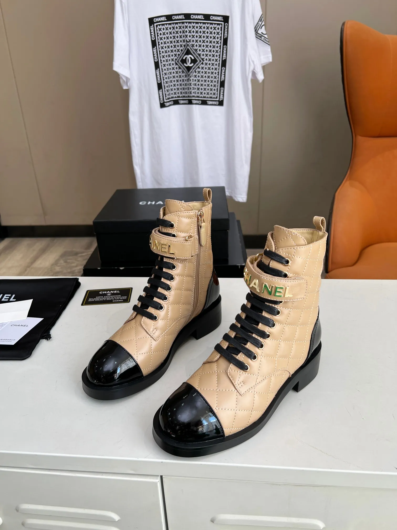 👟👟Ex-factory price 660👟👟 🔥 🔥 🔥 The official website is synchronized with "CHANEL" Chanel's latest 2025 Martin boots series! ▫️The top catwalk series✔The main season of autumn and winter, the rhythm of super popular styles! A must-have item for travel! It looks good in any combination💕 ▫️A beautiful shoe worth putting in your closet👉It’s super beautiful💃🏻▫️ Fabric: Original one-to-one mixed-breed cow🐮 leather Lining: Sheepskin lining Size: 35-40 (41 is custom-made and cannot be returned or exchanged)